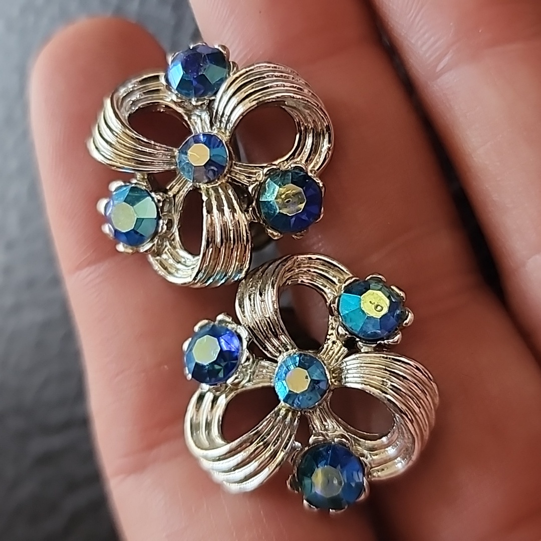 Vtg Lisner Screw-Back Earrings 16$